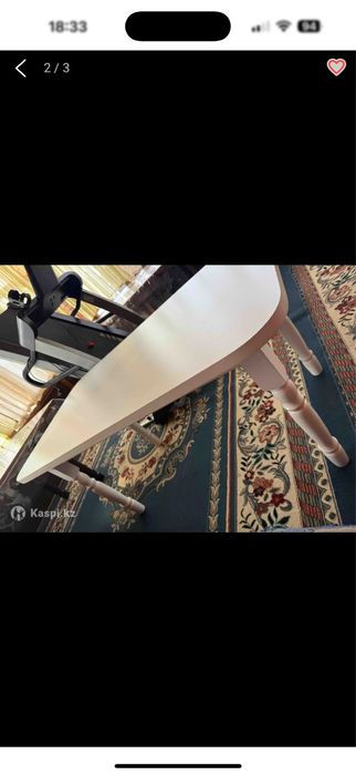 Кухонный стол белого цвета