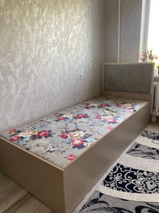 Шкаф, Два кравать,Зерколо