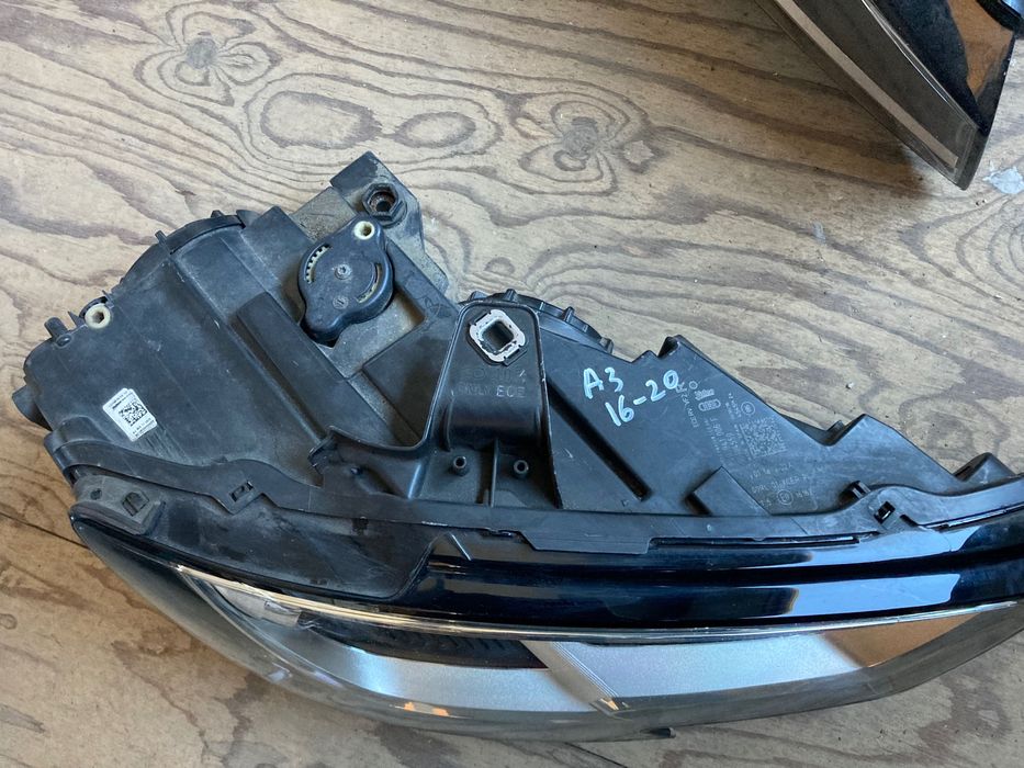 Десен фар Би-ксенон за Audi A3. 8V. 16-20.