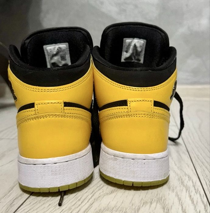 Air Jordan 1 new love galben/negru.marimea 38.5 stare foarte buna