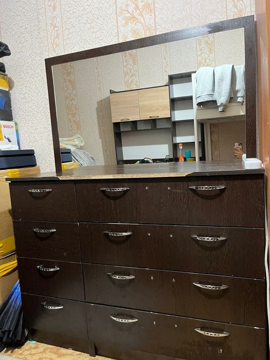 Комод с зеркалом