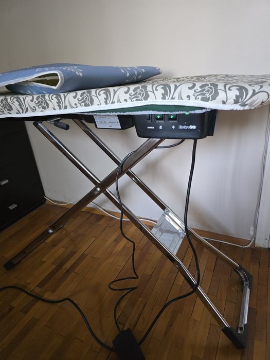 Маса за гладене комплект с ютия плюс екстри към масата.