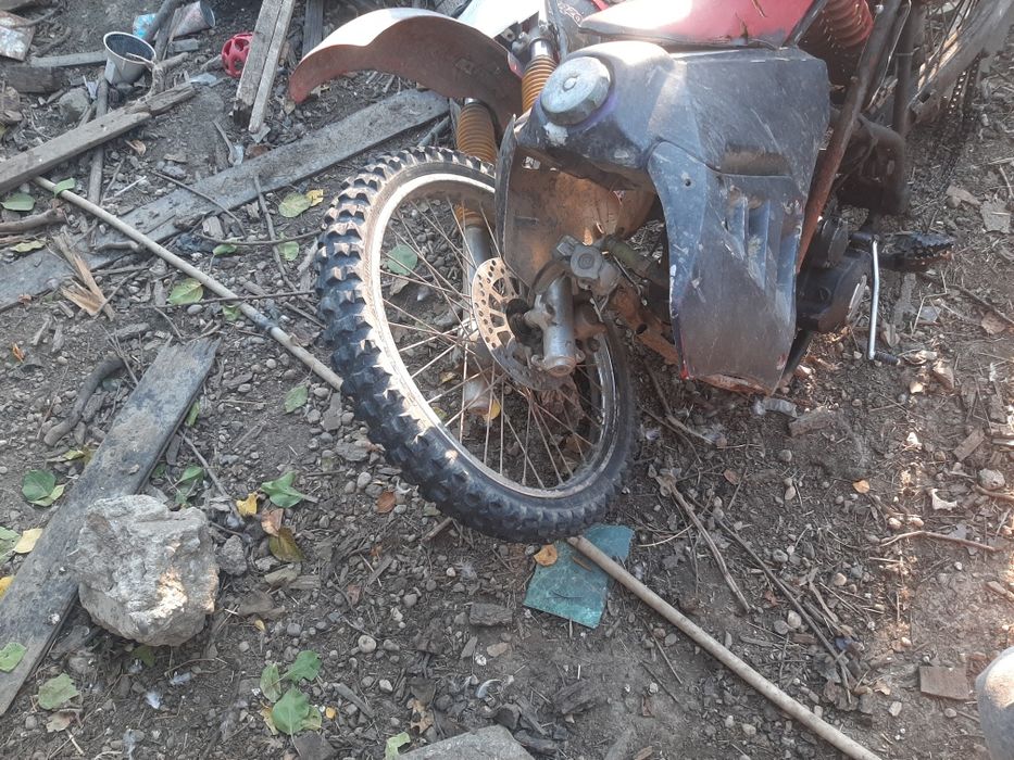 Vînd cros cu cadru rupt motorul e funcțional porneste are telescop nou