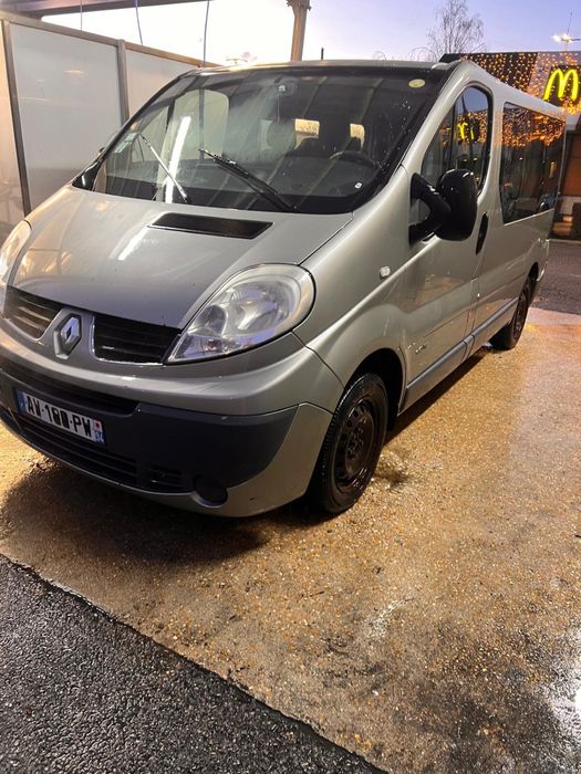 De închiriat Renault Trafic 8+1 locur