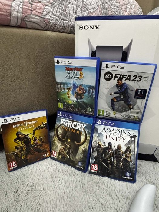 Ps5 PlayStation 5 – отлично състояние, комплект с 2 джойстика и 5 игри