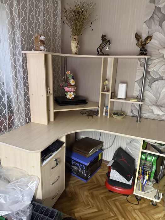 Комьютерный стол эргономичный