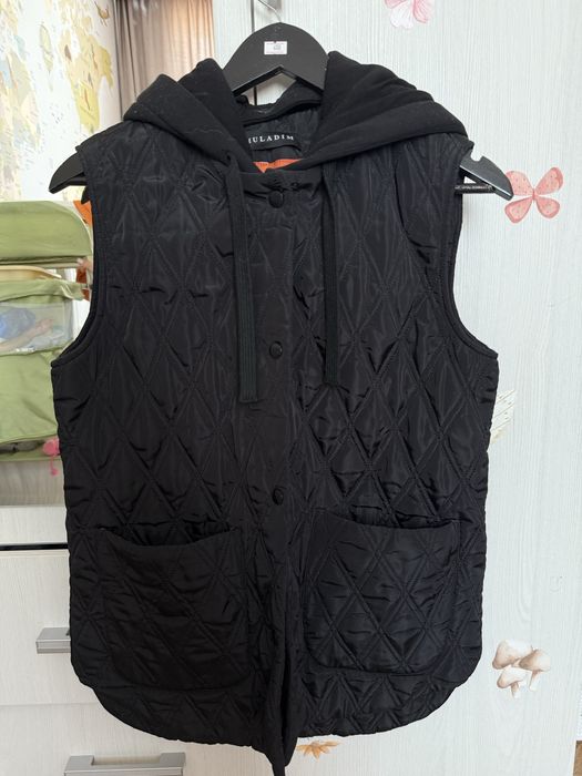 Жилет на осень/весну с отстегивающимся капюшоном