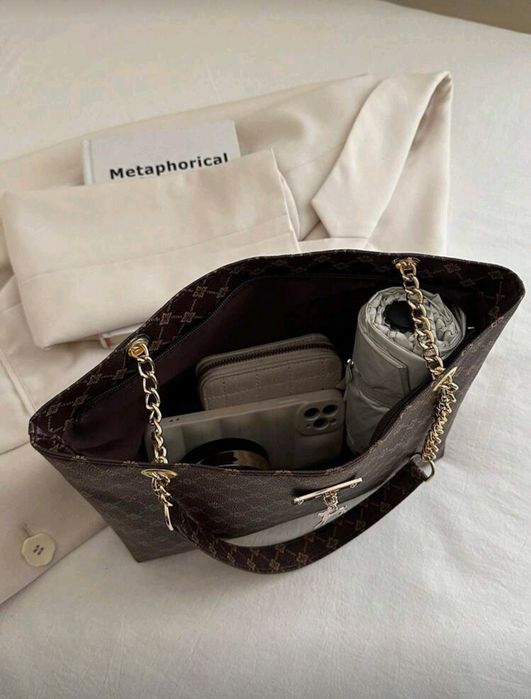 Чисто нова модерна дамска чанта !