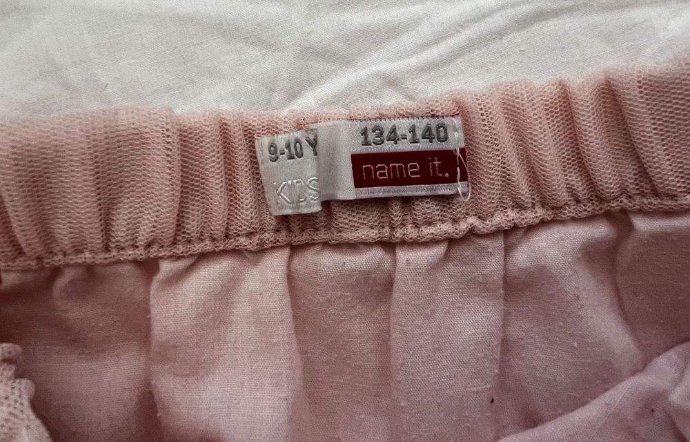 Детска бледо розова пола на волани