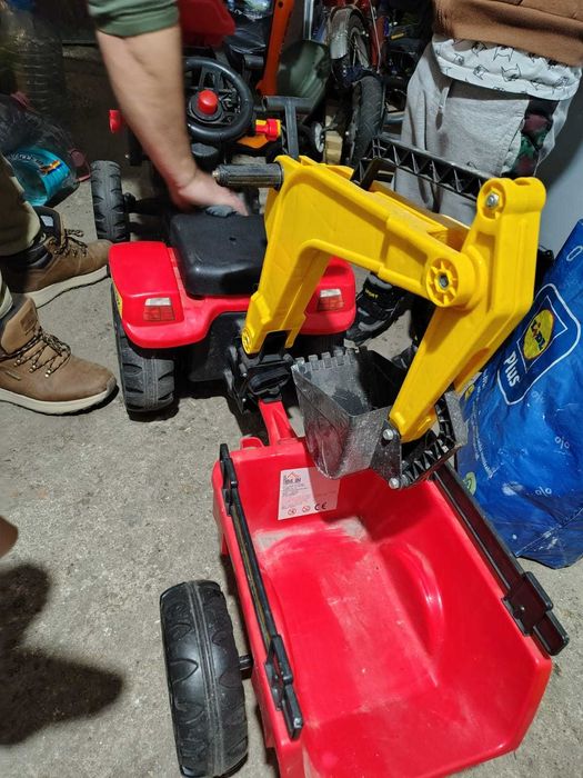 Tractor / buldozer cu pedale, volan, remorca, cupa