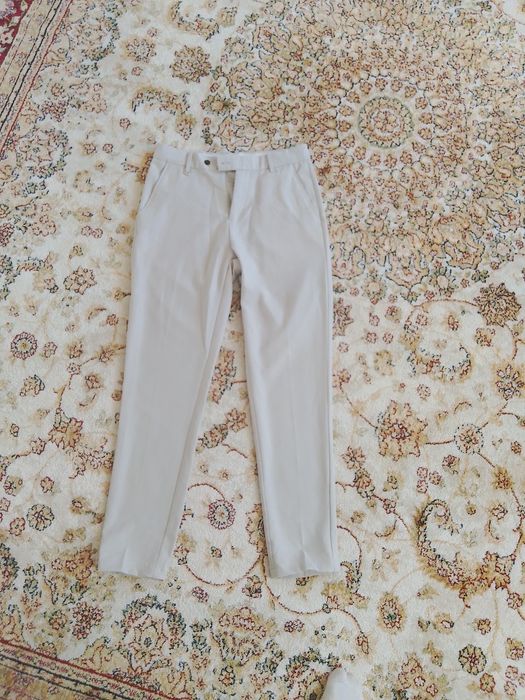 Слаксы молочного цвета