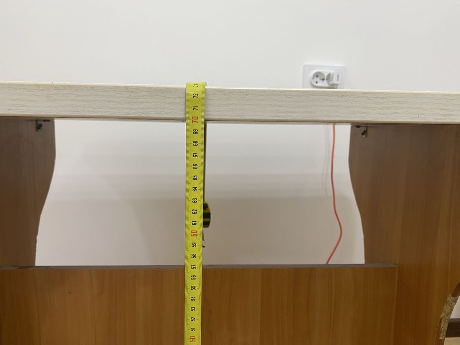 Стол кухонный.