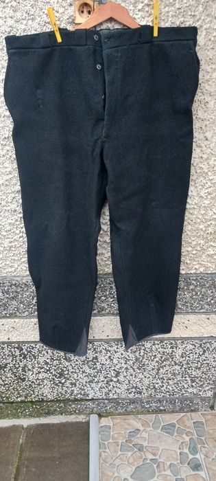 Дълги военни шлифери и черен, вълнен панталон