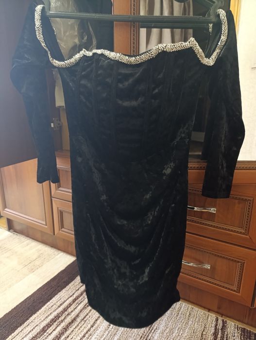 Короткое открытое чёрное платье