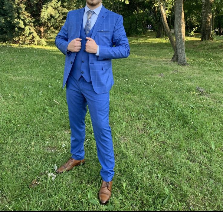 Втален мъжки костюм цвят син.