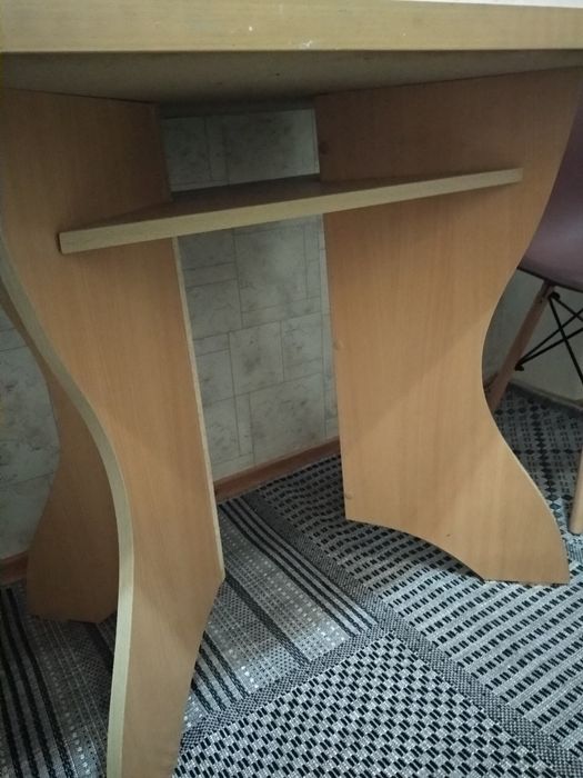 Стол для кухни..