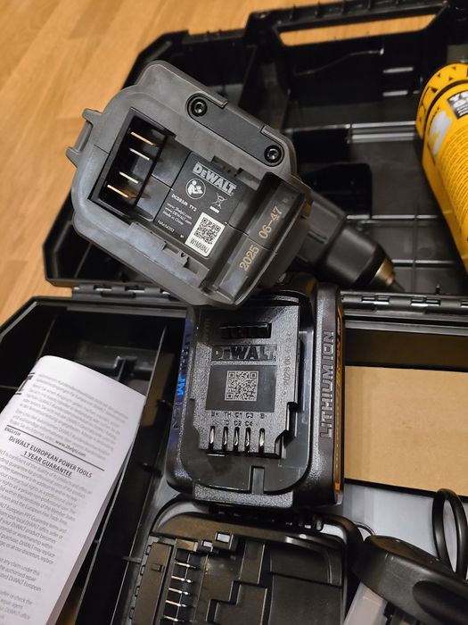 Autofiletanta DeWalt McLaren DCD85M , Baterie 5AH , Incarcator si Vali