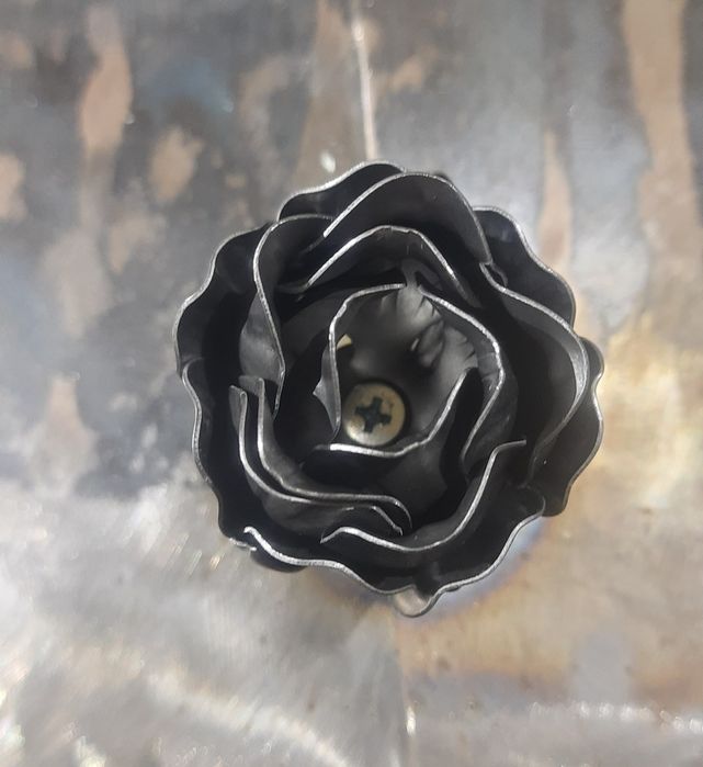 Продаю металлические розы