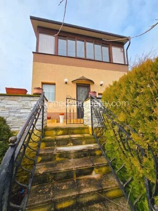 Шок-отстъпка, топ локация — къща с морска панорама във Варна