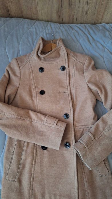 Бежово късо палто. Hm. Размер 34