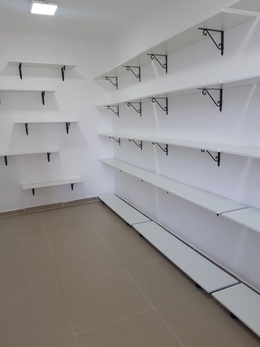 Стелажи настенные белые