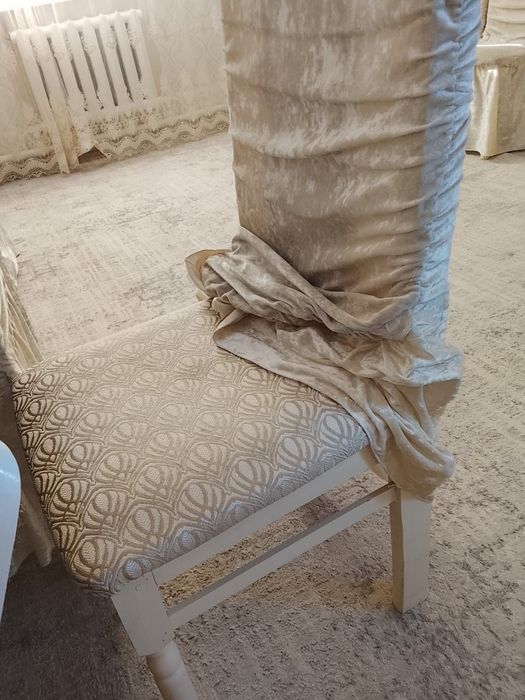 Стол с стулямм на 18 персон