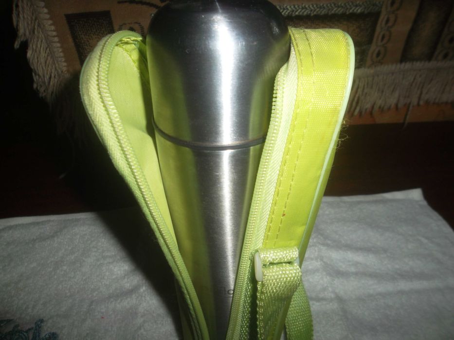 Компактный термос из нержавеющей стали.