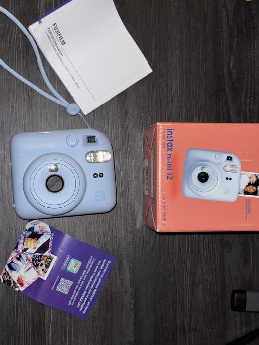 Продам Instax Mini 12 (голубой)