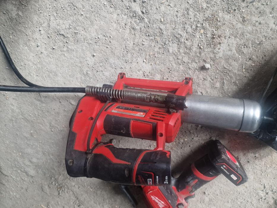 Aparat de degresat miluake în stare buna de functionare vine insotit cu baterie de 3 amperi