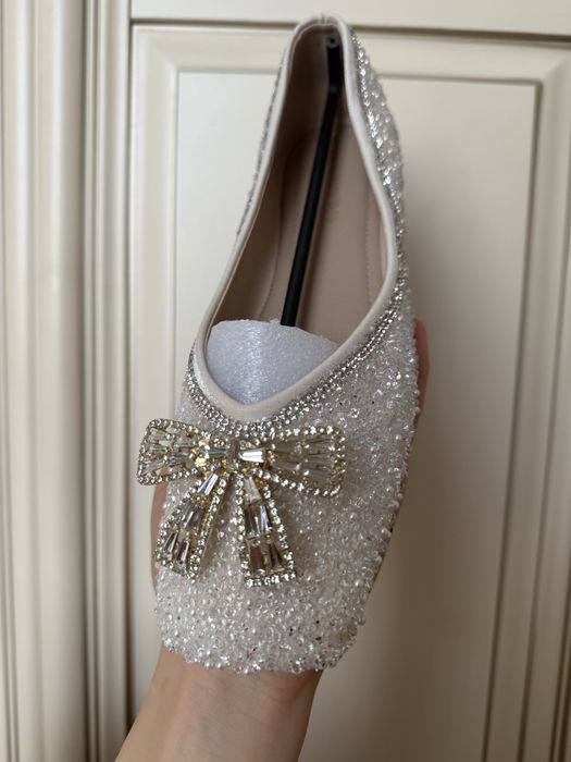 Нежные балетки со стразами