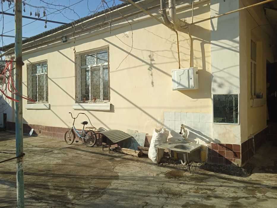 Uy sotiladi 10 sotih 6 hona sotigi 20000 $ dan