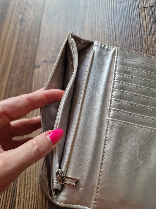 Страхотно дамско портмоне GUESS