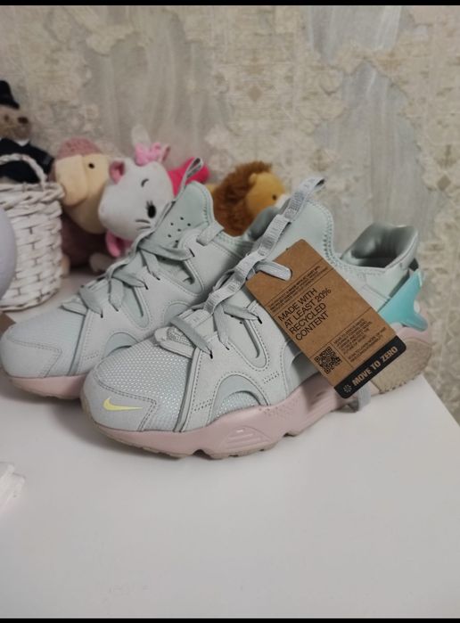 Adidași sport Nike Air Huarache Craft.