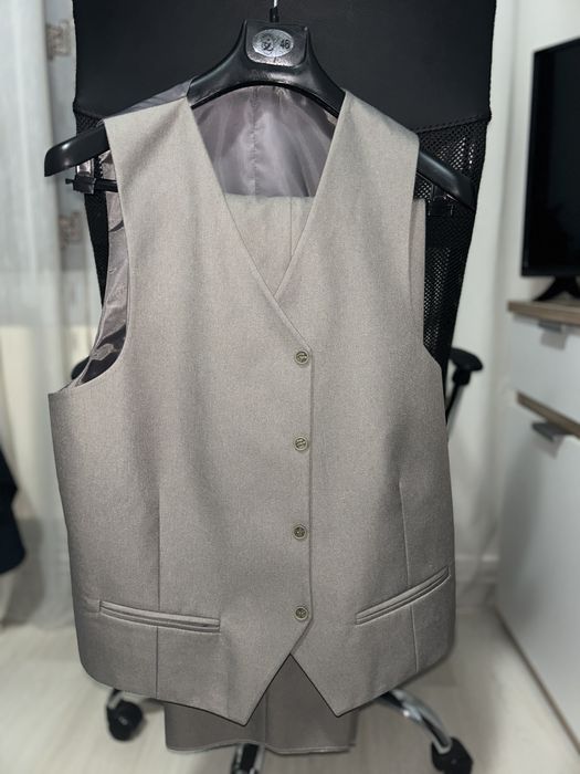 Vând costum în 3 piese pentru bărbați