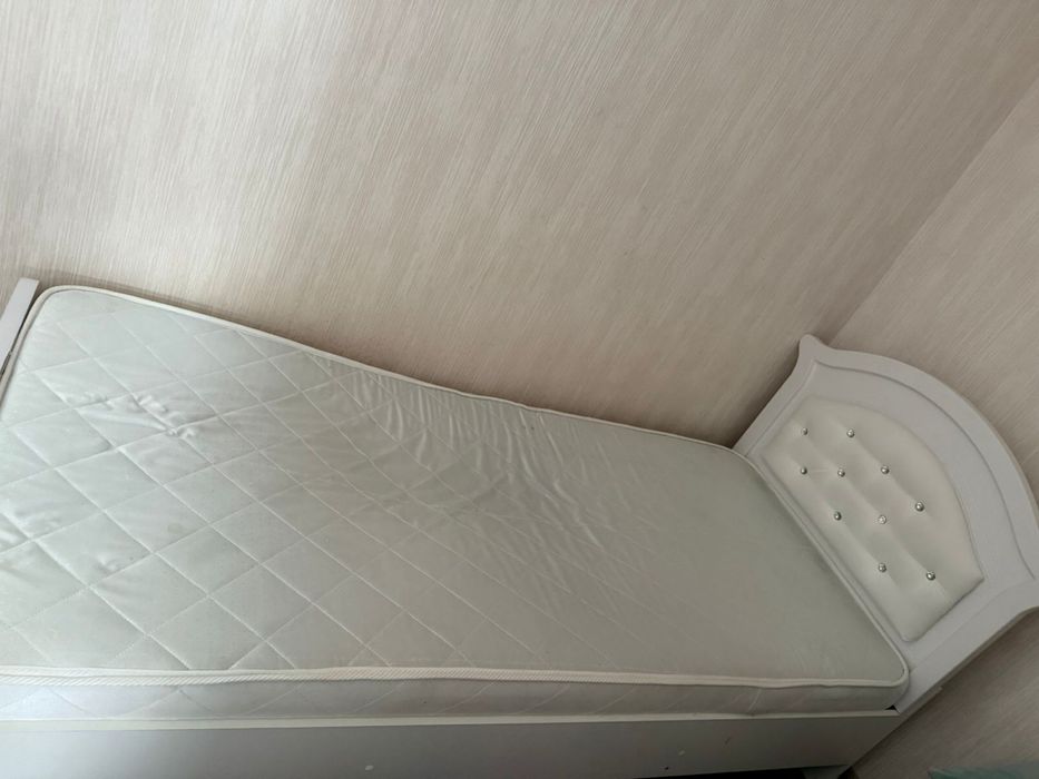 Продам кровать с матрасом