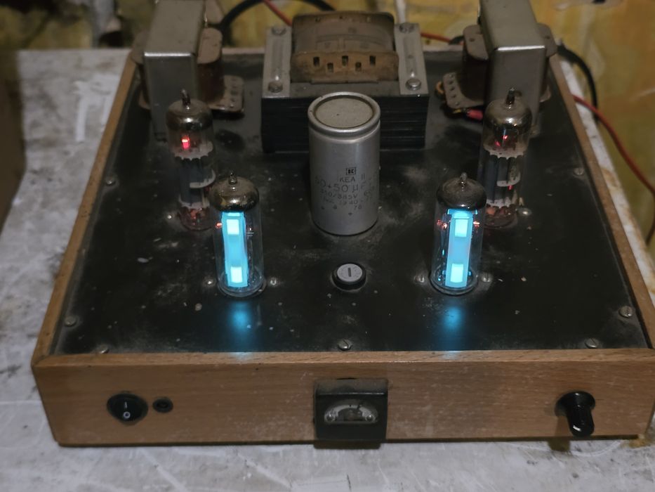 Лампов усилвател ECL86, EM84. Дървен корпус.