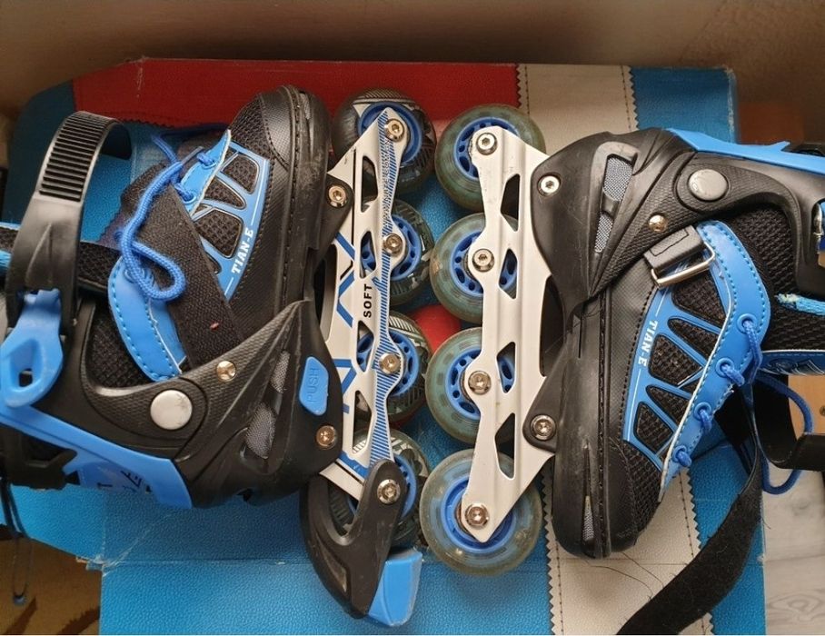 Vand role cu luminite pe roata, folosite foarte putin, mărimea 30-33,