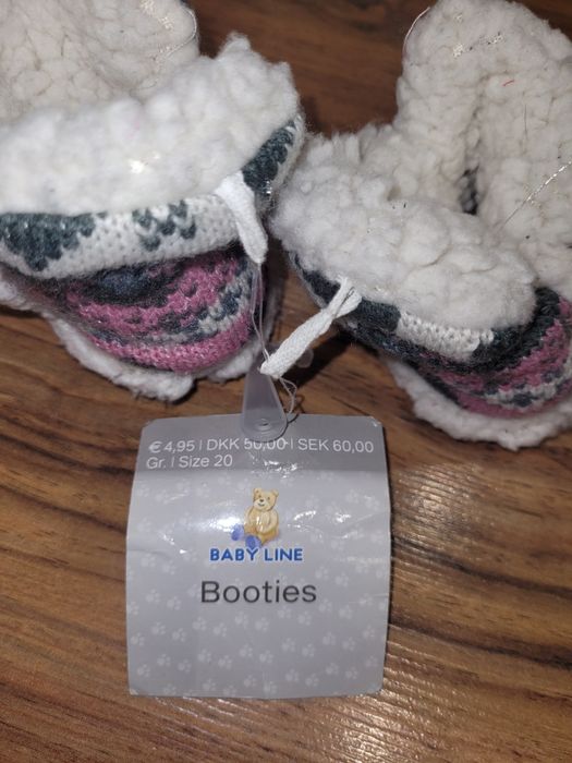 Два чифта нови пантофи за бебе