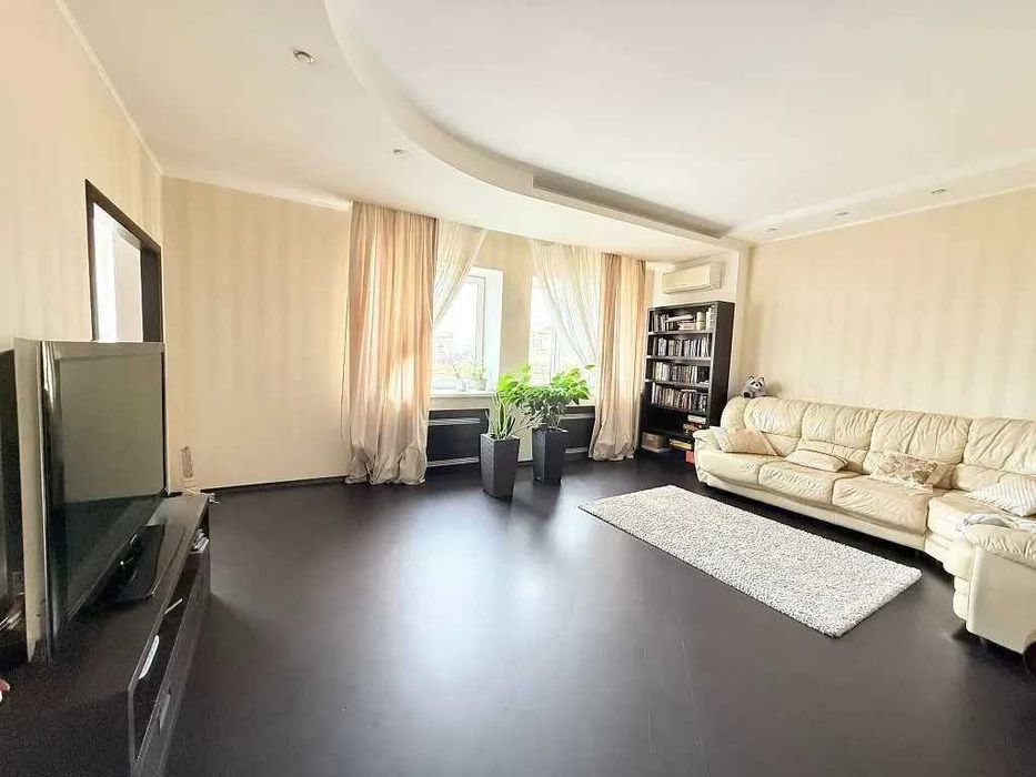 Дава се под наем Двустаен апартамент в София, Център - 65 кв.м за 408 € - Снимка #1