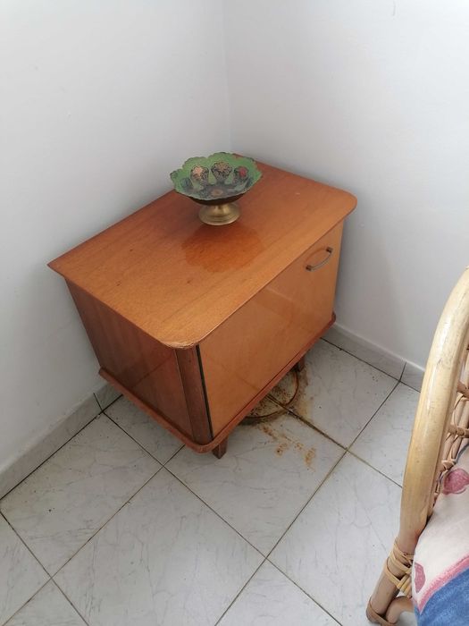 Продавам спалня с гардероб, тоалетка и две нощни шкафчета