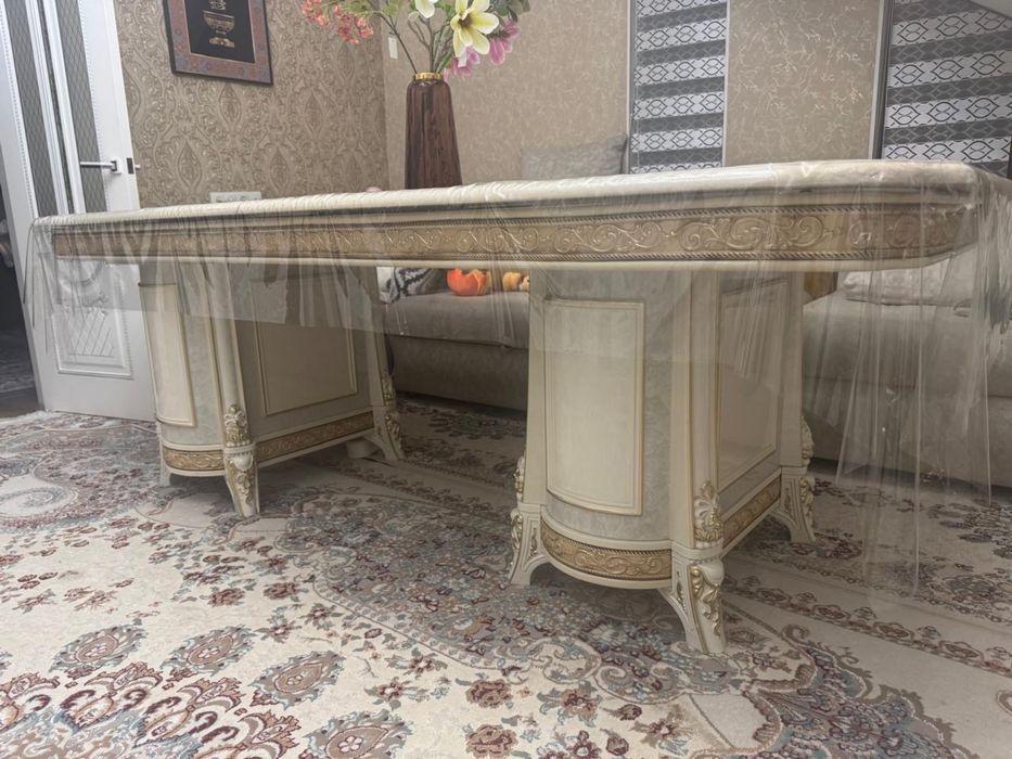 Стол для гостинной