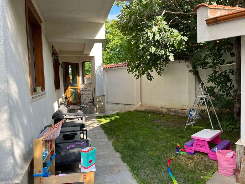 Три етажна вила в Марково