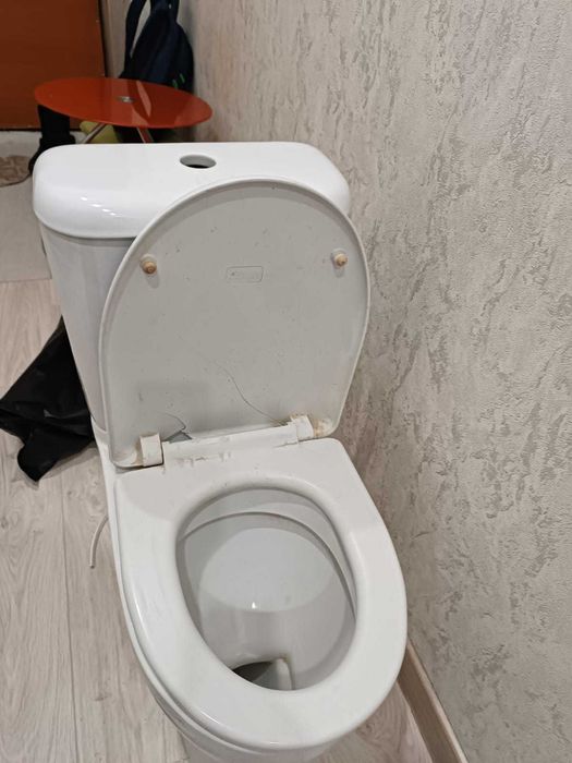 продам унитаз с бачком в сборе
