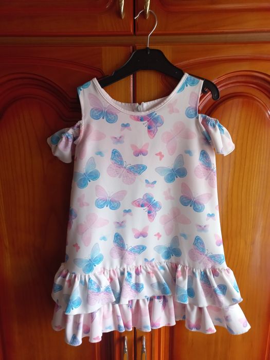 Vând 2 rochițe fete