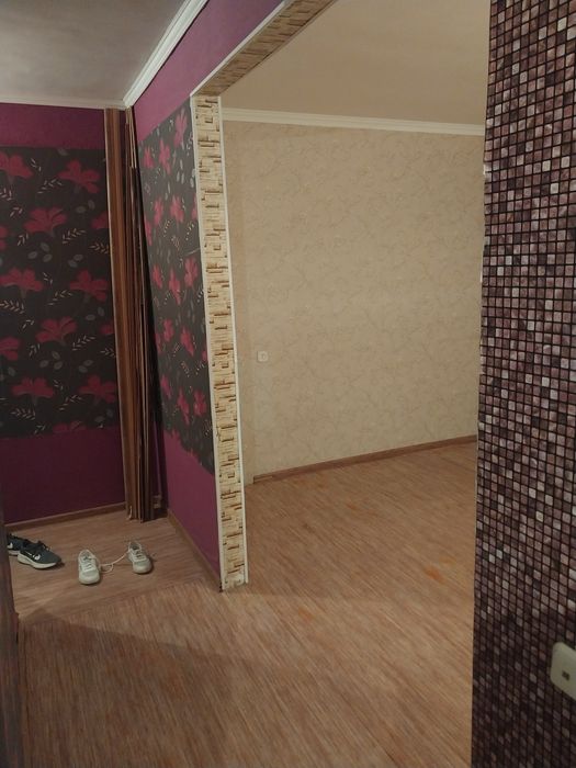 Бир комнаталы уй жалга бериледы Алашахана кошесинде орналаскан.