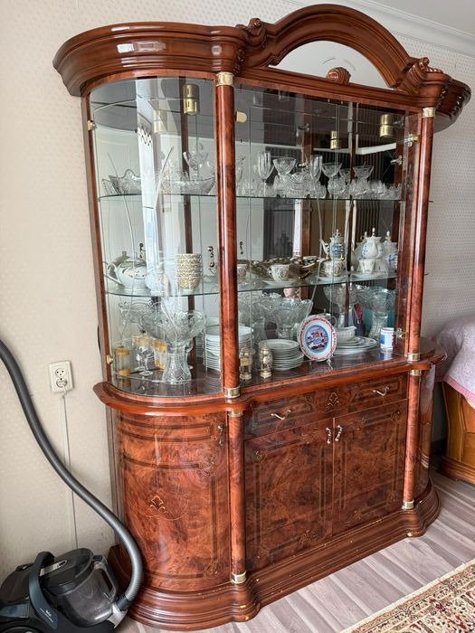 Сервант срочно продам