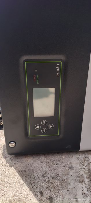 Продавам 3 броя  инвертори  Growatt SPH5000