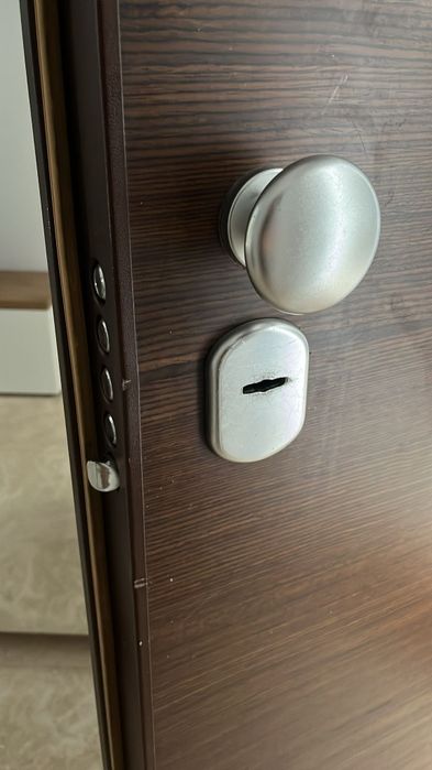 Reparatii si deblocari usi schimb yale clante si butuci chei noi