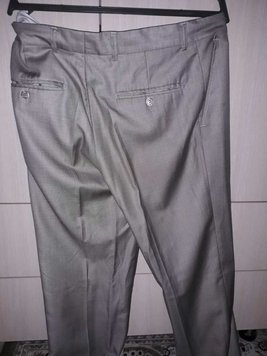 Продам брюки цвет песка с рубашка