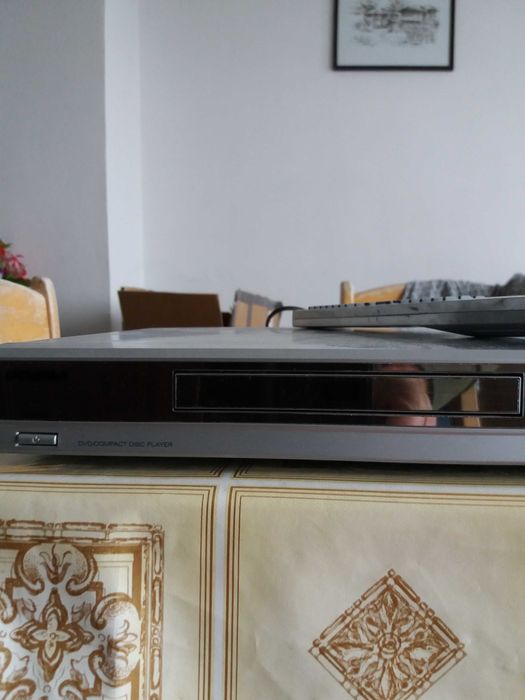 Масичка за телевизор на колелца , DVD player и видео SHARP